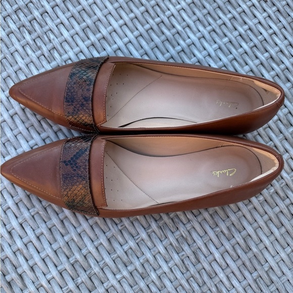 CLARKS Brown Leather Pointed Toe Flats Snakeskin Accent Loafers 8.5 - Picture 4 of 6